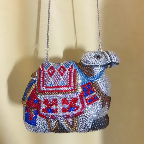 Camel-Shaped Diamond Clutch Bag Multicolored with Silver Chain - Image 2