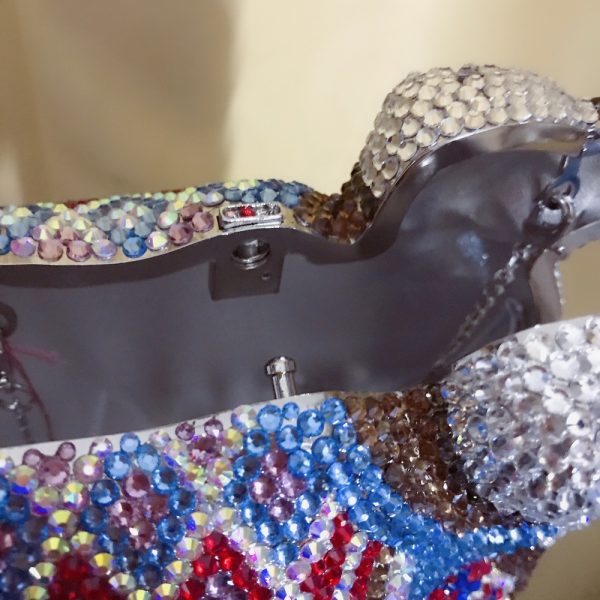 Camel-Shaped Diamond Clutch Bag Multicolored with Silver Chain - Image 12