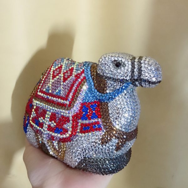 Camel-Shaped Diamond Clutch Bag Multicolored with Silver Chain - Image 4