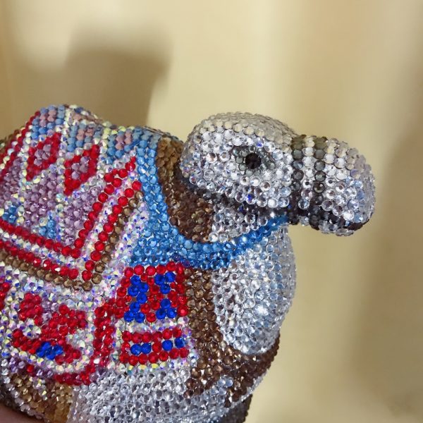 Camel-Shaped Diamond Clutch Bag Multicolored with Silver Chain - Image 5