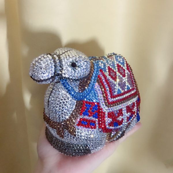 Camel-Shaped Diamond Clutch Bag Multicolored with Silver Chain - Image 10